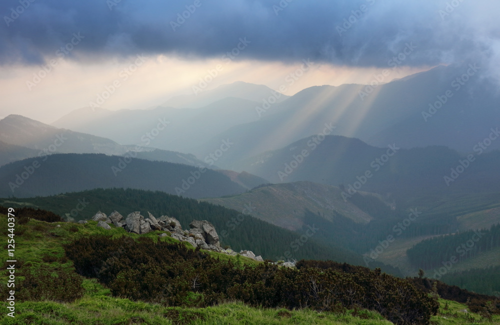 Obraz premium sun rays bursting through the skies in late afternoon