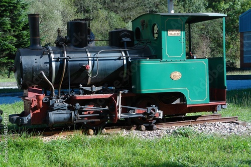 Viej máquina de vapor restaurada y expuesta en una zona minera