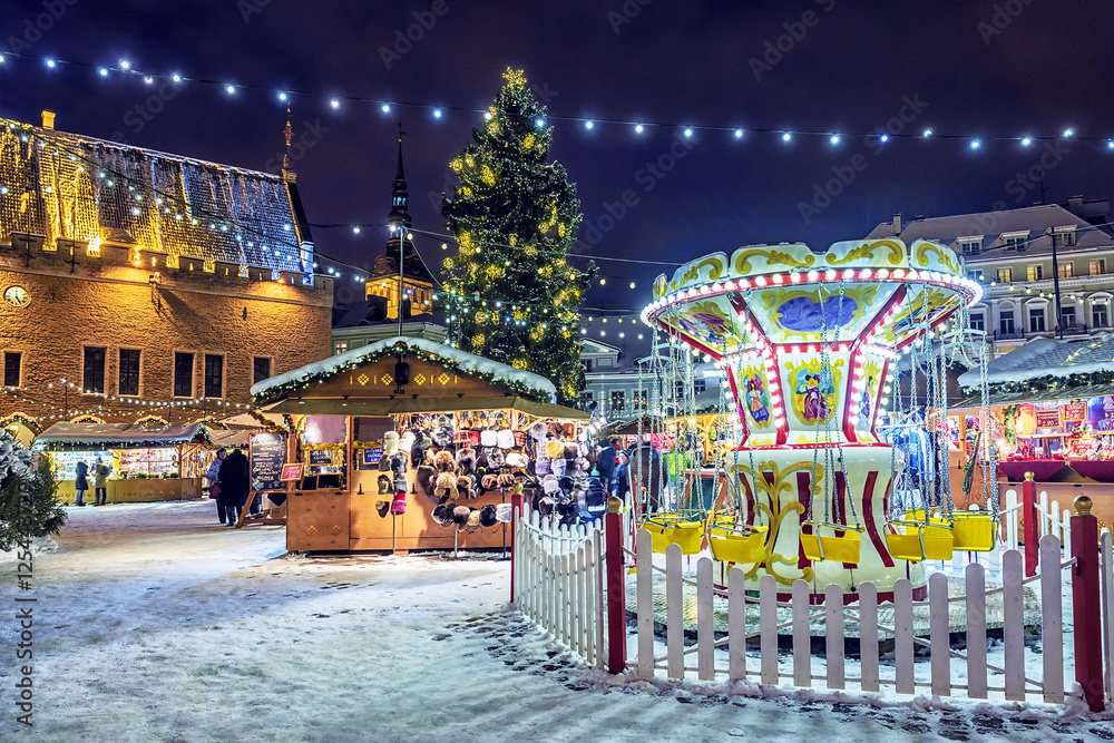 Obraz Christmas in Tallinn. Town Hall Square with Christmas Fair