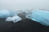 Eisberge am schwarzen Strand am Jökulsarlon
