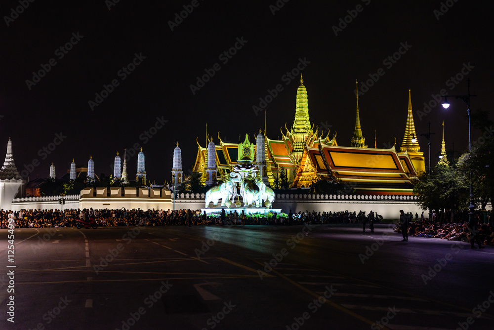 thai people visit wat phra kaew at night