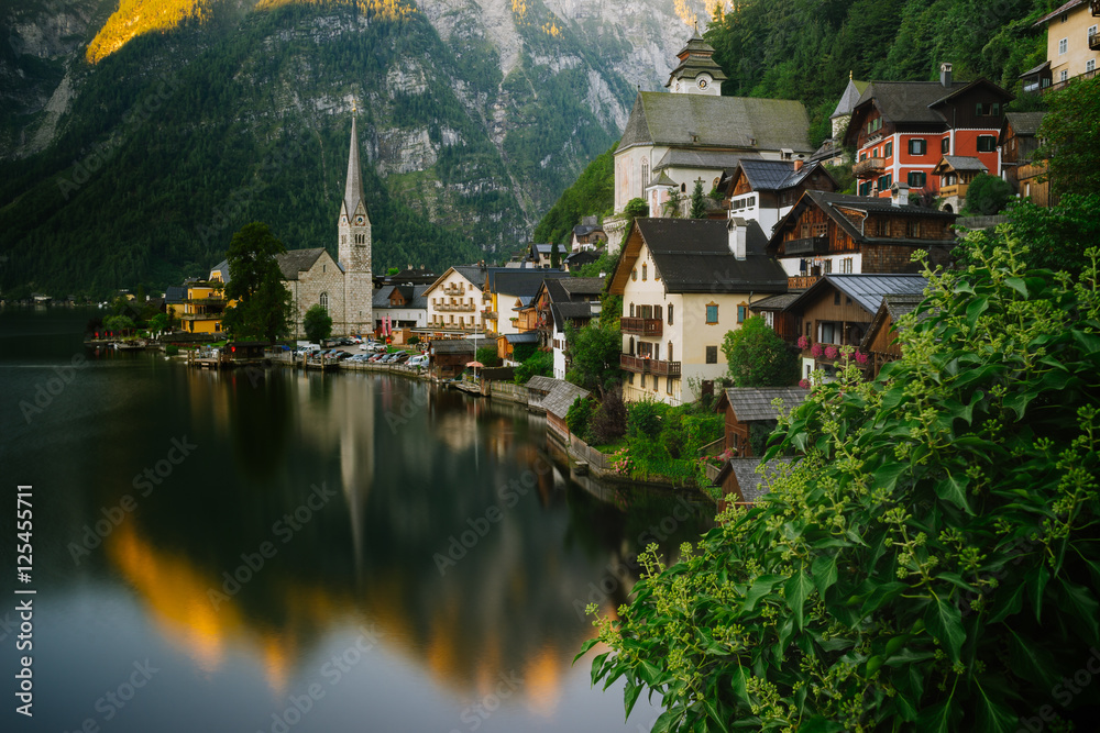 Obraz premium Hallstatt town classic view by sunrise, Salzkammergut, Austria