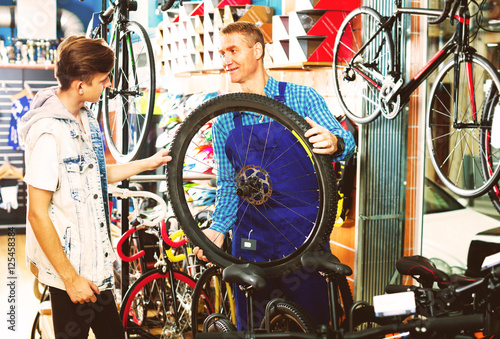 Fototapeta Naklejka Na Ścianę i Meble -  seller with wheel talking to customer