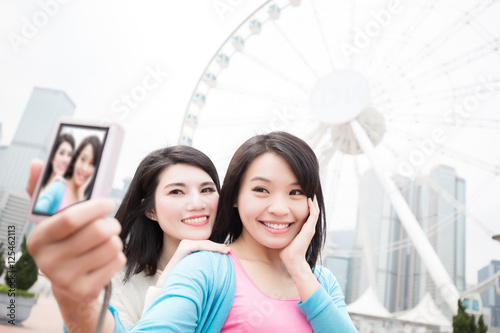 Canvas Print two woman selfie in hongkong