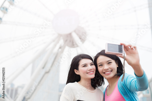 Canvas Print two woman selfie in hongkong