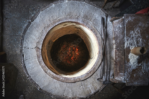 Круглая каменная печка в которой печется домашний хлеб в грузинской деревне