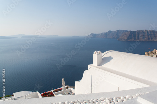 Santorin - Santorini - Blick über weisse Häuser in den Krater 2