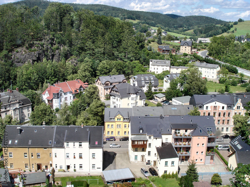 Kleinstadt im Erzgebirge/Blick aus der Vogelperspektive auf Schwarzenberg im Erzgebirge in Sachsen, die Kleinstadt ist umgeben von bewaldeten Bergen