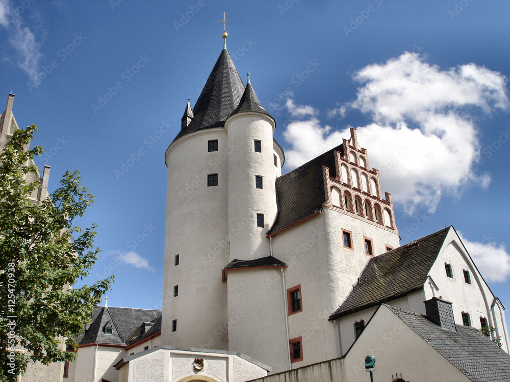 Schloss Schwarzenberg/Teilansicht und Bergfried von Schloss Schwarzenberg im Erzgebirge in Sachsen, sonniger Tag mit blauem Himmel