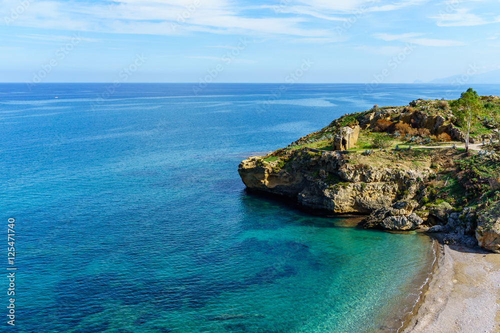 Fototapeta premium Cost near by Torre Colonna Sperone (Torre Normanna)