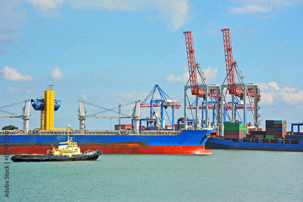 Tugboat assisting bulk cargo ship Tugboat assisting bulk cargo ship