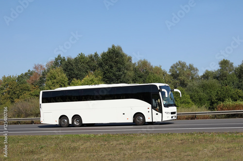 Weißer Bus auf Straße/ Autobahn in Deutschland - Mit viel Textfreiraum