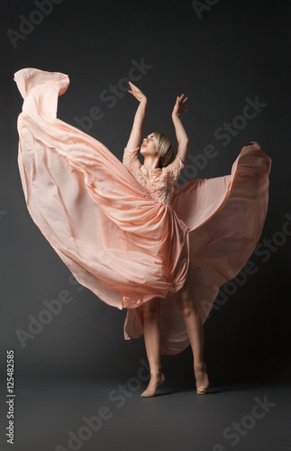 Fototapeta Naklejka Na Ścianę i Meble -  Girl dancing sensually