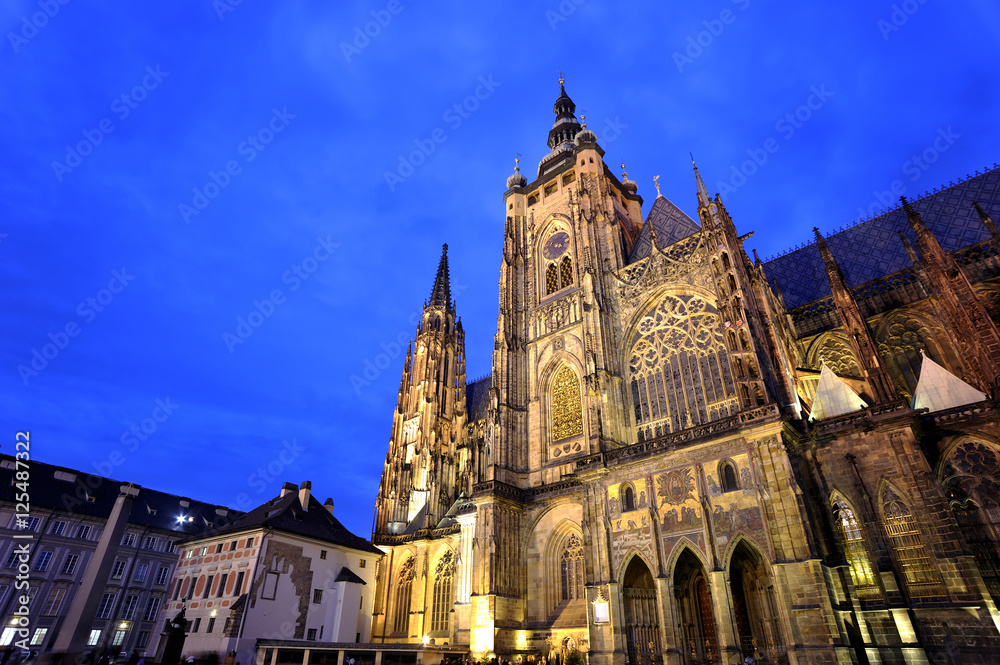 Night view of the illuminated Saint Vitus cathedral situated in the middle of Prague castle.

