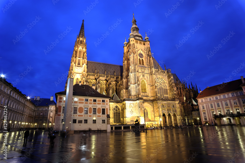 Night view of the illuminated Saint Vitus cathedral situated in the middle of Prague castle.

