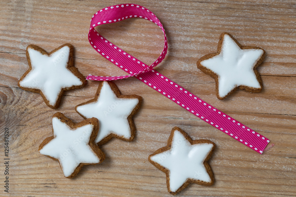 Zimtsterne auf Holz mit Geschenkband Zimtsterne auf Holz mit Geschenkband