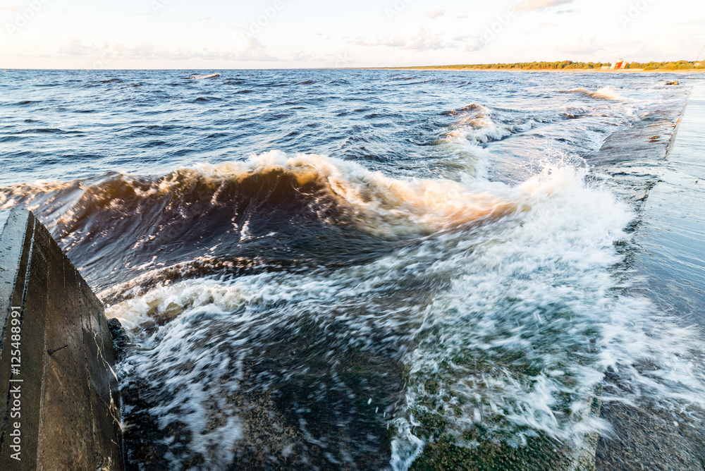 Obraz premium comfortable beach of the baltic sea with water crashing on the r