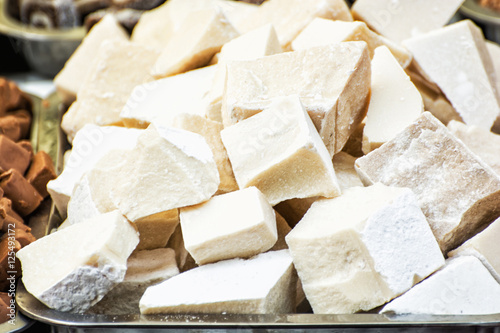 Foto White tasty candies on the plate