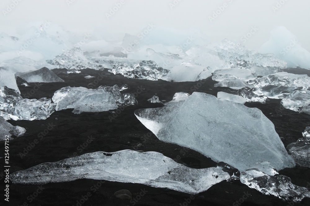 Eisberge am schwarzen Strand in der Nähe des Jökulsarlon