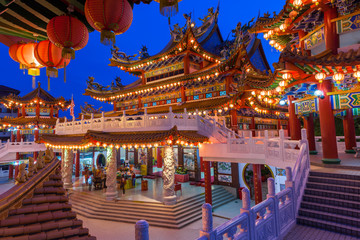 Tableau sur plexiglas Kuala Lumpur Temple Thean Hou illuminé fête Mi-Automne  © Elena Ermakova