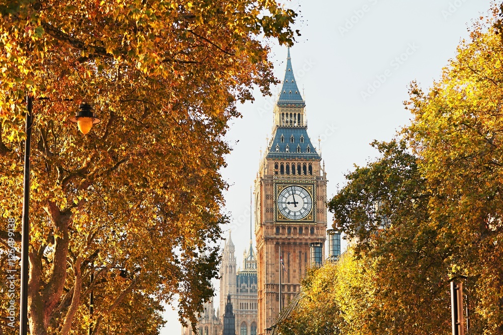 Fototapeta premium Big Ben w słoneczny dzień jesieni