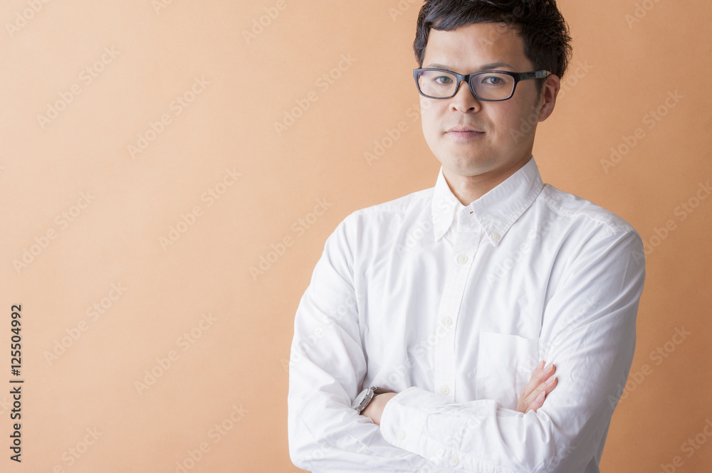 腕んを組んだ男性 腕んを組んだ男性