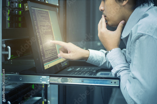 Bild auf Leinwand system administrator working in data center