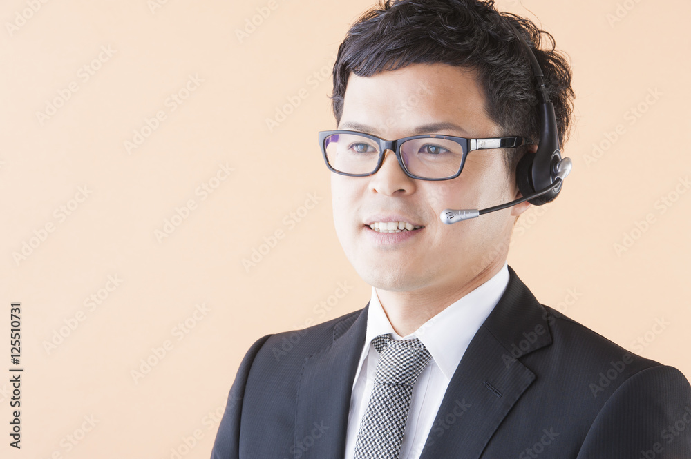 オペレーション作業をする男性 オペレーション作業をする男性