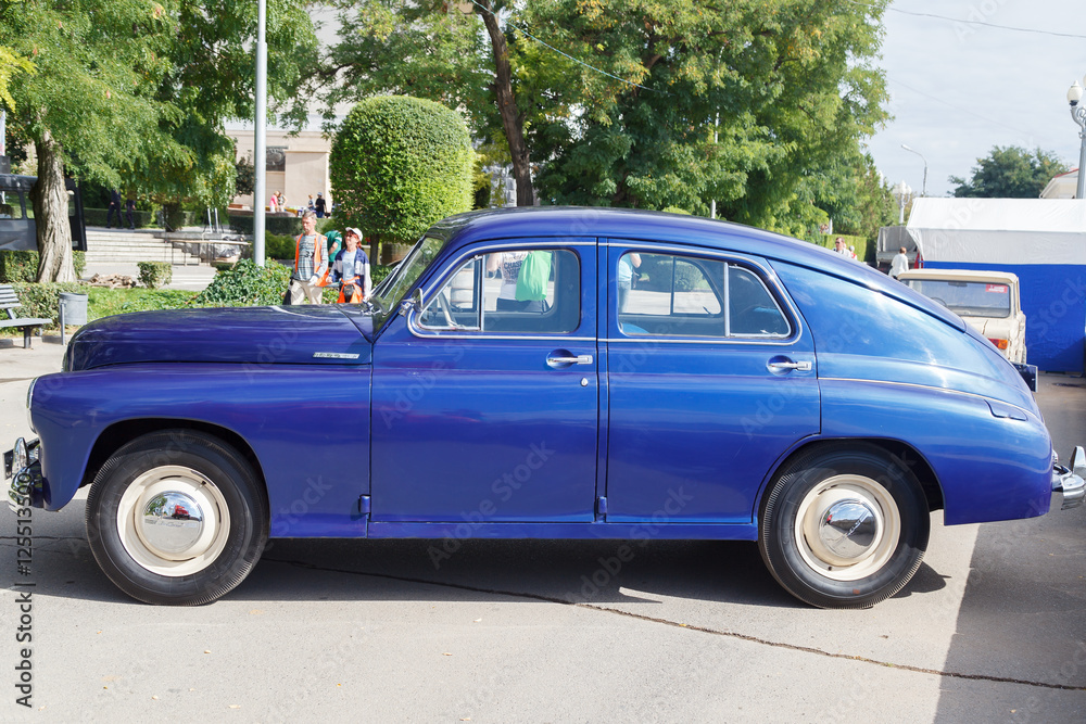 Старый советский автомобиль Победа припаркован на улице. Волгоград, Россия