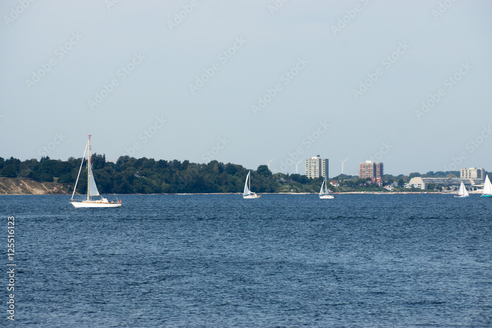 Segelschiffe in der Kieler Förde vor der Küste von Laboe, Schleswig-Holstein