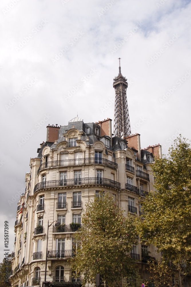 Immeuble ancien et Tour Eiffel à Paris