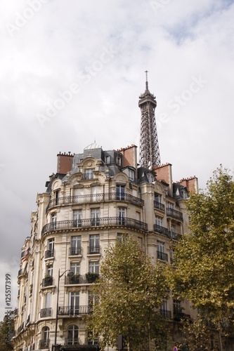 Immeuble ancien et Tour Eiffel à Paris © Atlantis