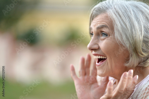 Konstfotografi exited senior woman