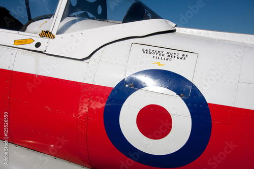 Partie  d'une carlingue d'avion avec des consignes de sécurité en anglais.