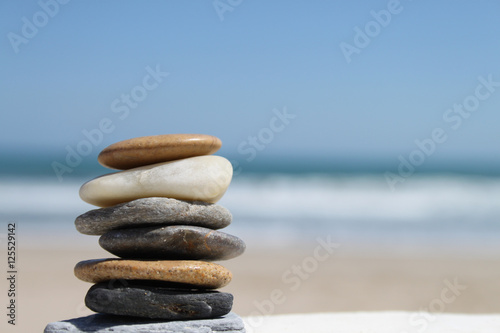 Columna de piedra en una playa