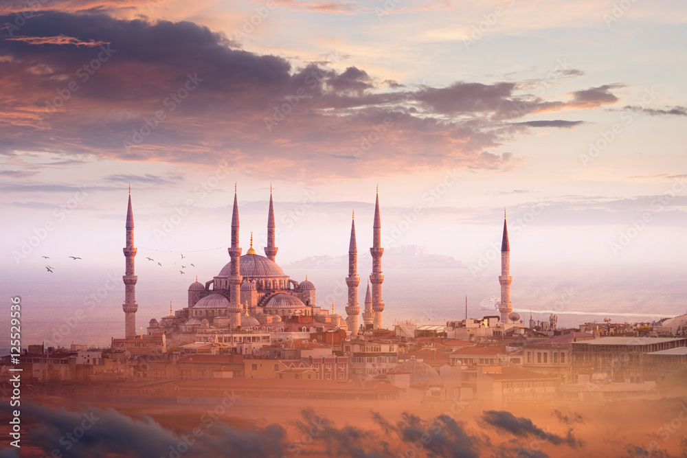 Obraz premium Błękitny Meczet i piękny zachód słońca w Stambule w Turcji