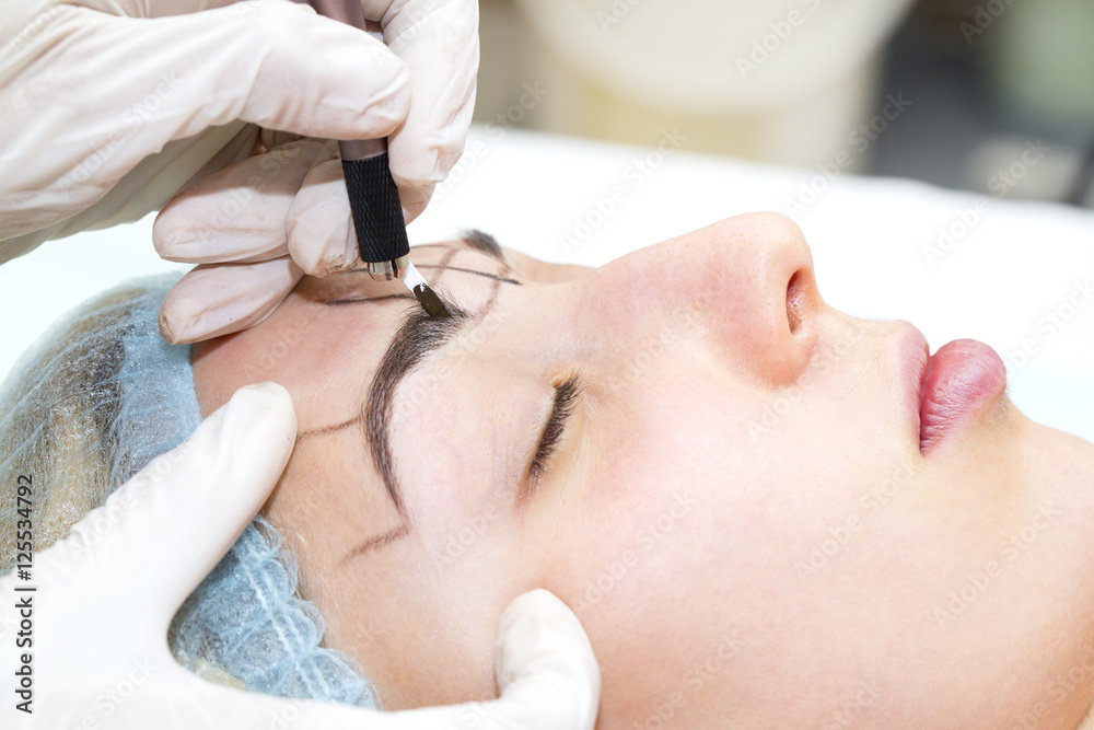 Mikrobleyding eyebrows workflow in a beauty salon Mikrobleyding eyebrows workflow in a beauty salon