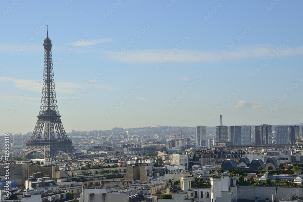 Vue sur les toits de Paris et la tour Eiffel – A view over Paris and Eiffel tower, France