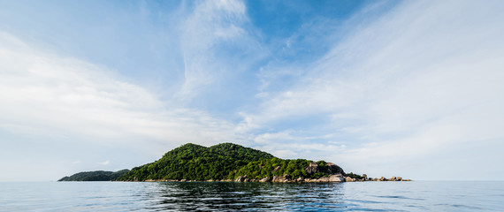 Papier peint photo Île Île caribéenne en plein océan  © 1xpert