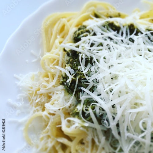 Spaghetti mit Pesto Verde und geriebenem Parmesan