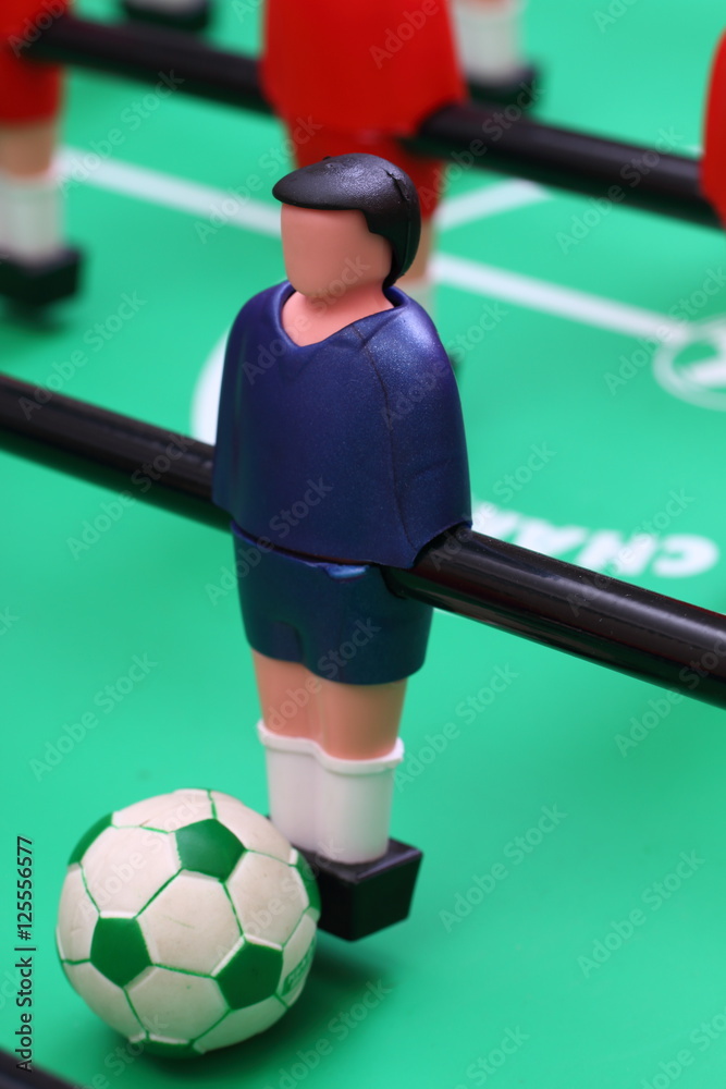 Tischkicker Spieler mit Fussball