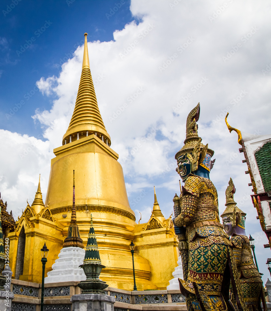 Naklejka premium Golden pagoda