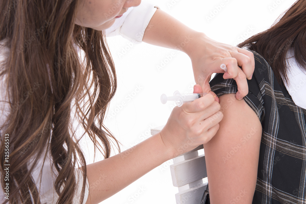 Doctor giving an injection to a patient StockFoto Adobe Stock