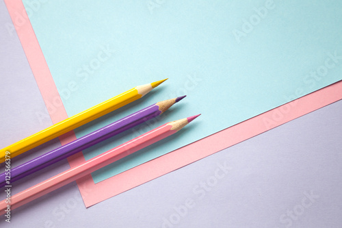 Цветные карандаши и бумага
