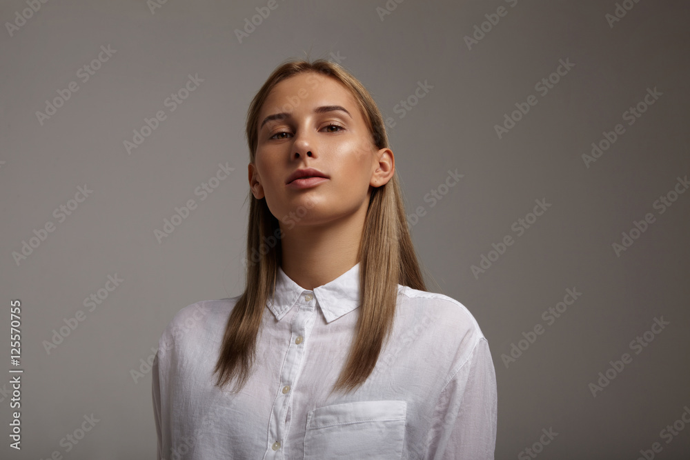 Obraz premium beauty young woman with natural makeup and straight hair