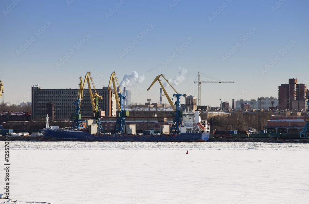 Obraz premium St. Petersburg. Seaport. Russia.View from the Gulf of Finland covered with ice