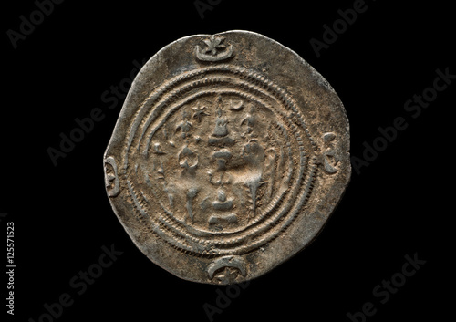 Obraz na płótnie Ancient silver Sassanian coin isolated on black w salonie