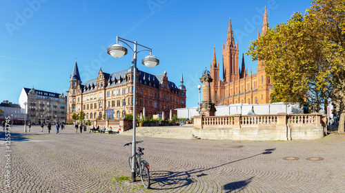 Wiesbaden, Dernsches Gelände. Links das Neue Rathaus, Rechts die Marktkirche. Mittig die Marktsäule. Oktober 2016. photo