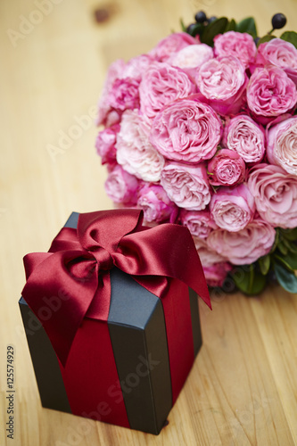 Fototapeta Naklejka Na Ścianę i Meble -  Gift box with flower bouquet 