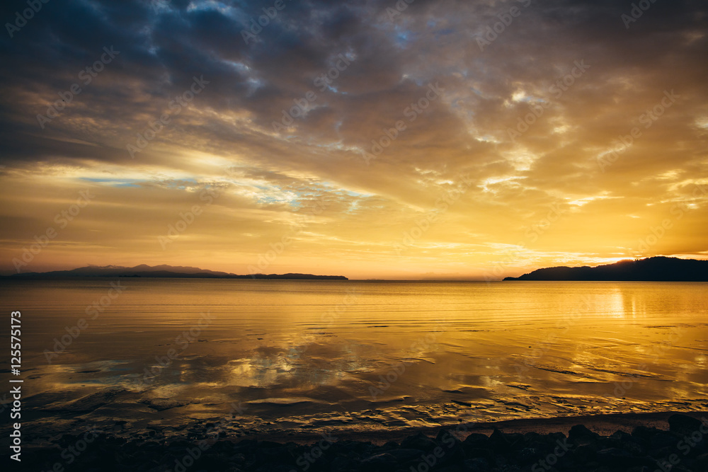 Obraz premium Gloomy tropical sunset,Sunset over Water and Islands,Thailand